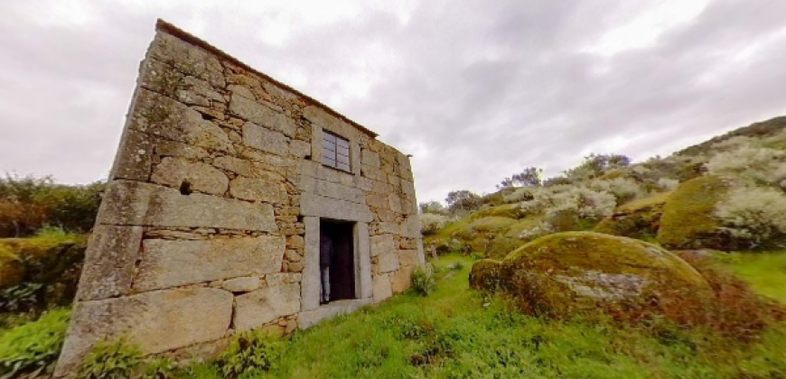 Quinta com casa em pedra para recuperar na Muxagata – Fornos de Algodres