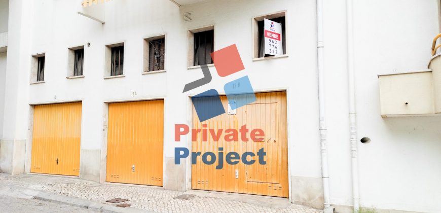 Garagem com Portão Direto para a Rua. VENDIDA