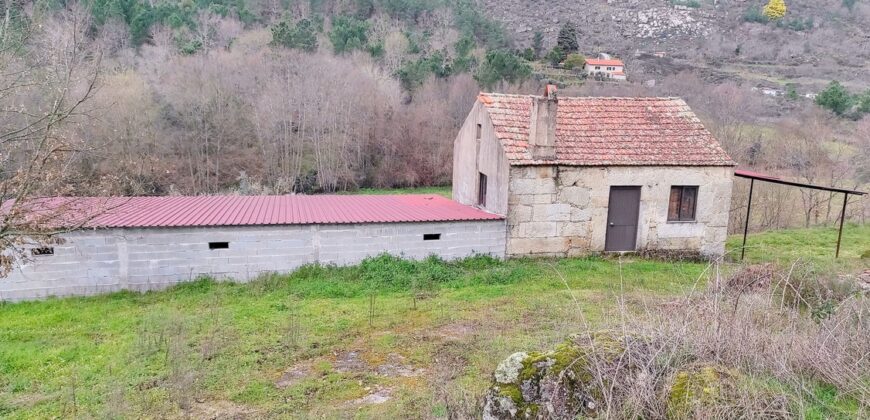 Quinta com Casa de Pedra e Pavilhão