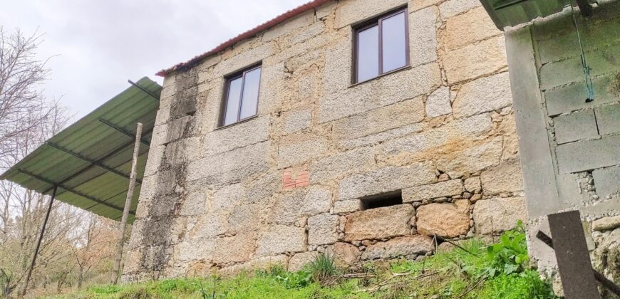 Quinta com Casa de Pedra e Pavilhão